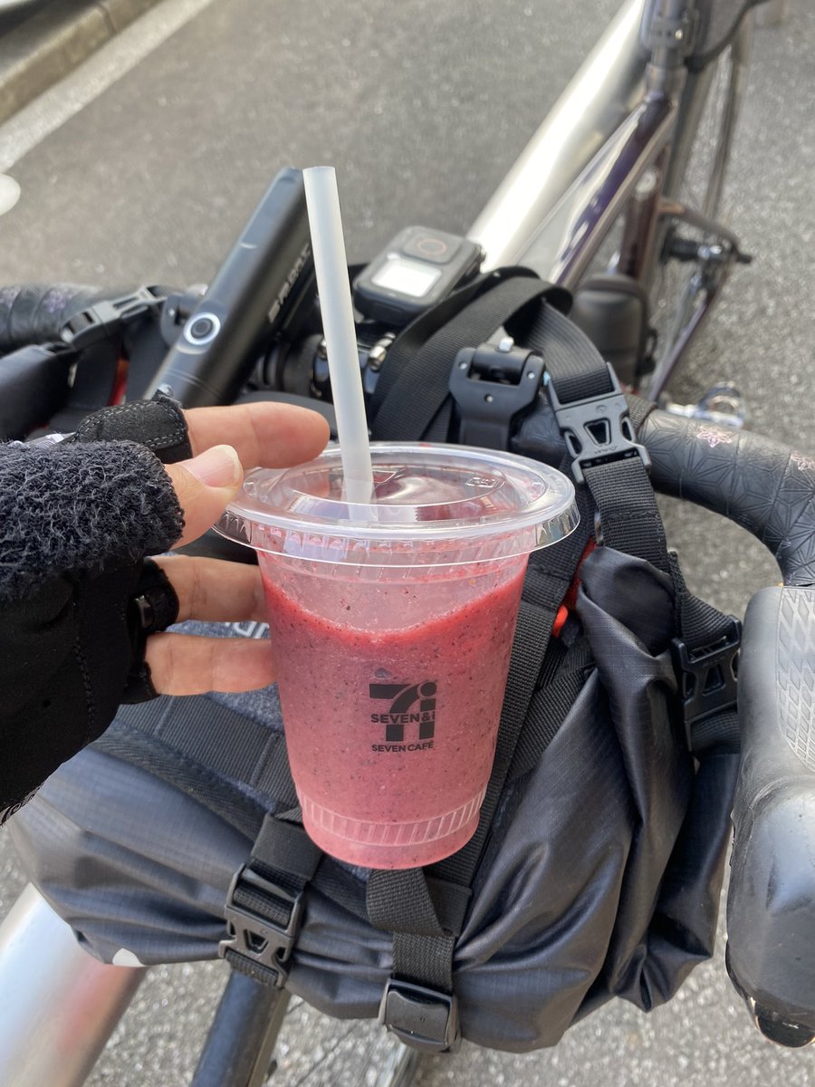 chariderMOCCHAN's tweet photo. 何これ！！うますぎる！フローズンスムージー、これで300円とは！絶対バズるな。
#セブンイレブン 
#お店で作るスムージー https://t.co/kAF2PPbaGK