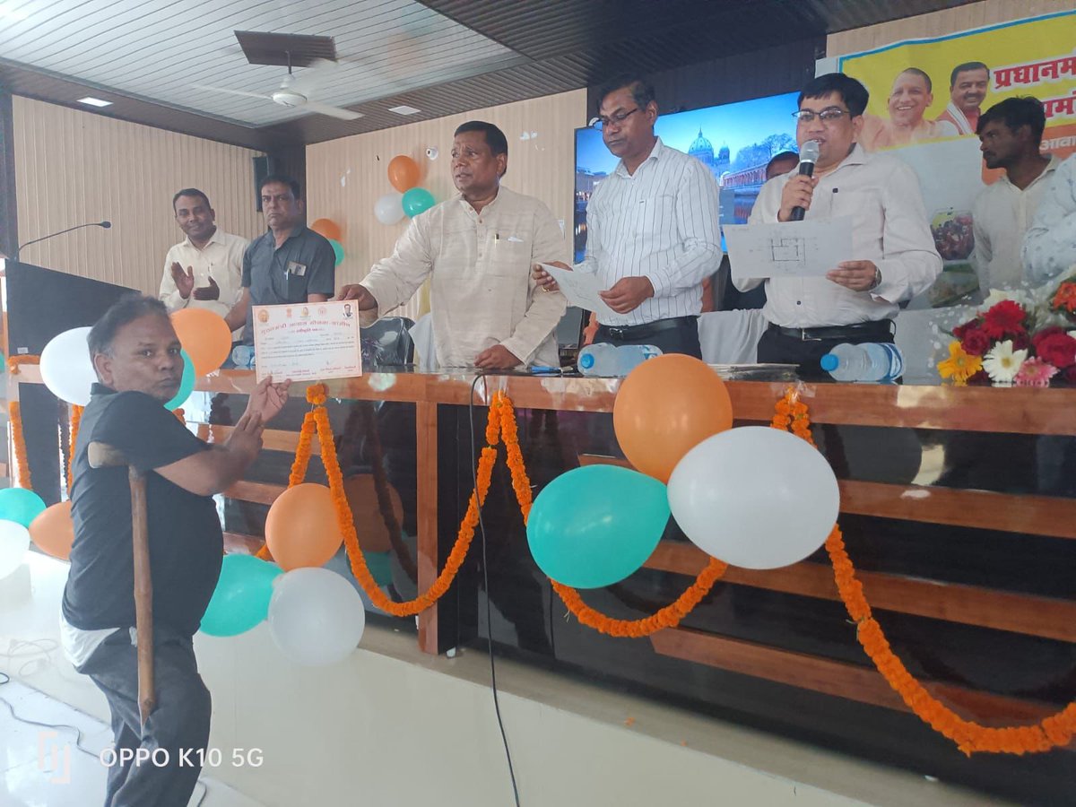 CdoBareilly's tweet photo. शासन के निर्देशों के क्रम में जनपद के सभी 15 विकास खंडो में #प्रधानमंत्री_आवास योजना ग्रामीण एवं #मुख्यमंत्री_आवास योजना ग्रामीण के पात्र लाभार्थियों को माo जनप्रतिनिधियों के द्वारा स्वीकृति पत्र वितरण किए गए व शुभकामनाएँ प्रेषित की गयीं।
#pmayg #mmayg @InfoDeptUP https://t.co/OoGEA9Mjvw