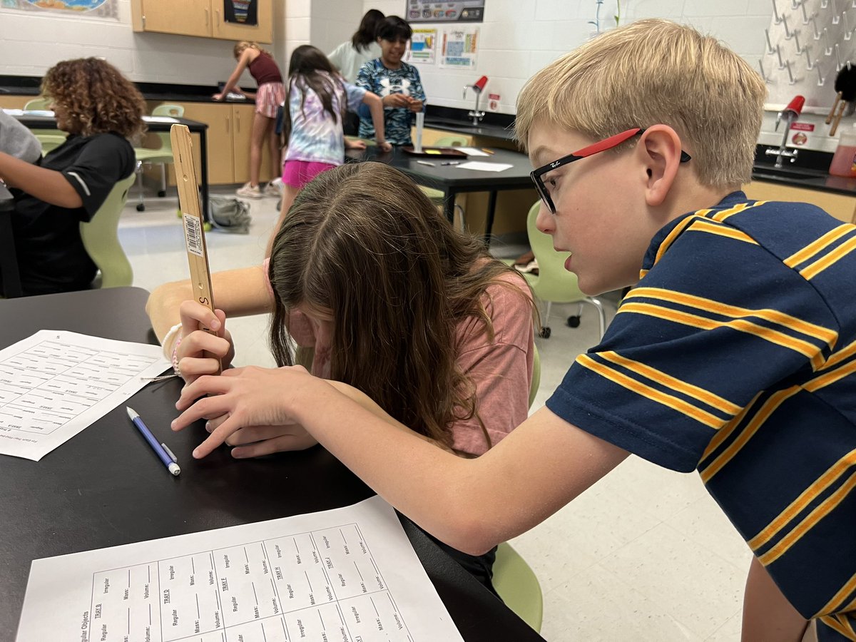 sciencewithmro's tweet photo. In lab 1602, we started learning about properties of matter. First on the list, mass and volume. Students started with measuring mass and volume of regular cubes and irregular rocks. Volume can be tricky with water displacement. So much math this week! #owlscience2024 https://t.co/lWdqZbNyXx