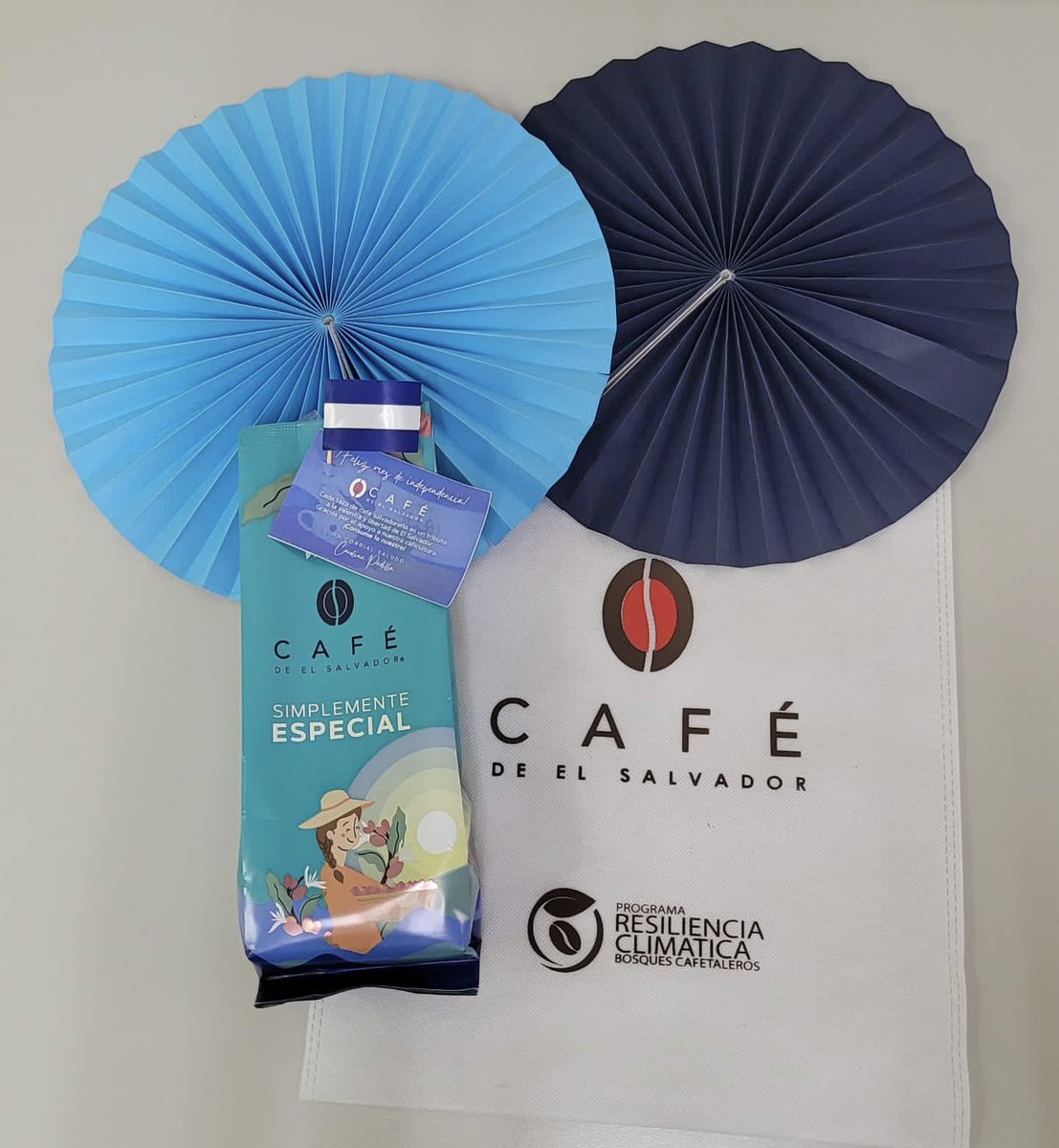 Que mejor forma de de continuar celebrando nuestra independencia, que con el mejor café del mundo! #caféDeElSalvador Gracias <a href="/ConsejoCafeSV/">ConsejoCafeSV</a> @CaroPa7