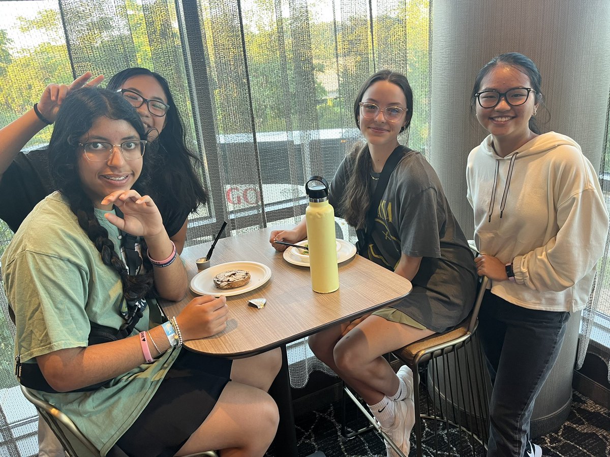 HB8DCTRIP's tweet photo. Good morning! We had a delicious breakfast, and now we are headed to the Jefferson Memorial. 🤎💛 https://t.co/YAWewxavs7