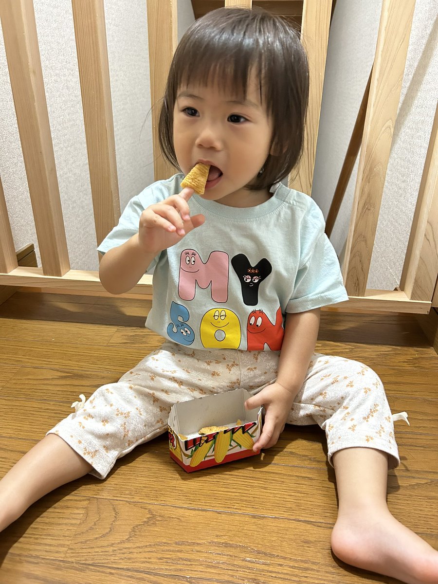 abeshi_yappy's tweet photo. こちらはド天然&amp;おとぼけで有名なひふみ(母)が英語の意味を考えもせず孫娘に買ってくれた服。
そしてその服を着こなし、とんがりコーンを大正解な食べ方で味わう我が子。
(ひふみに意味を教えたら爆笑してひっくり返ってた。知らなかったらしい。笑) https://t.co/zTlre9PwUt