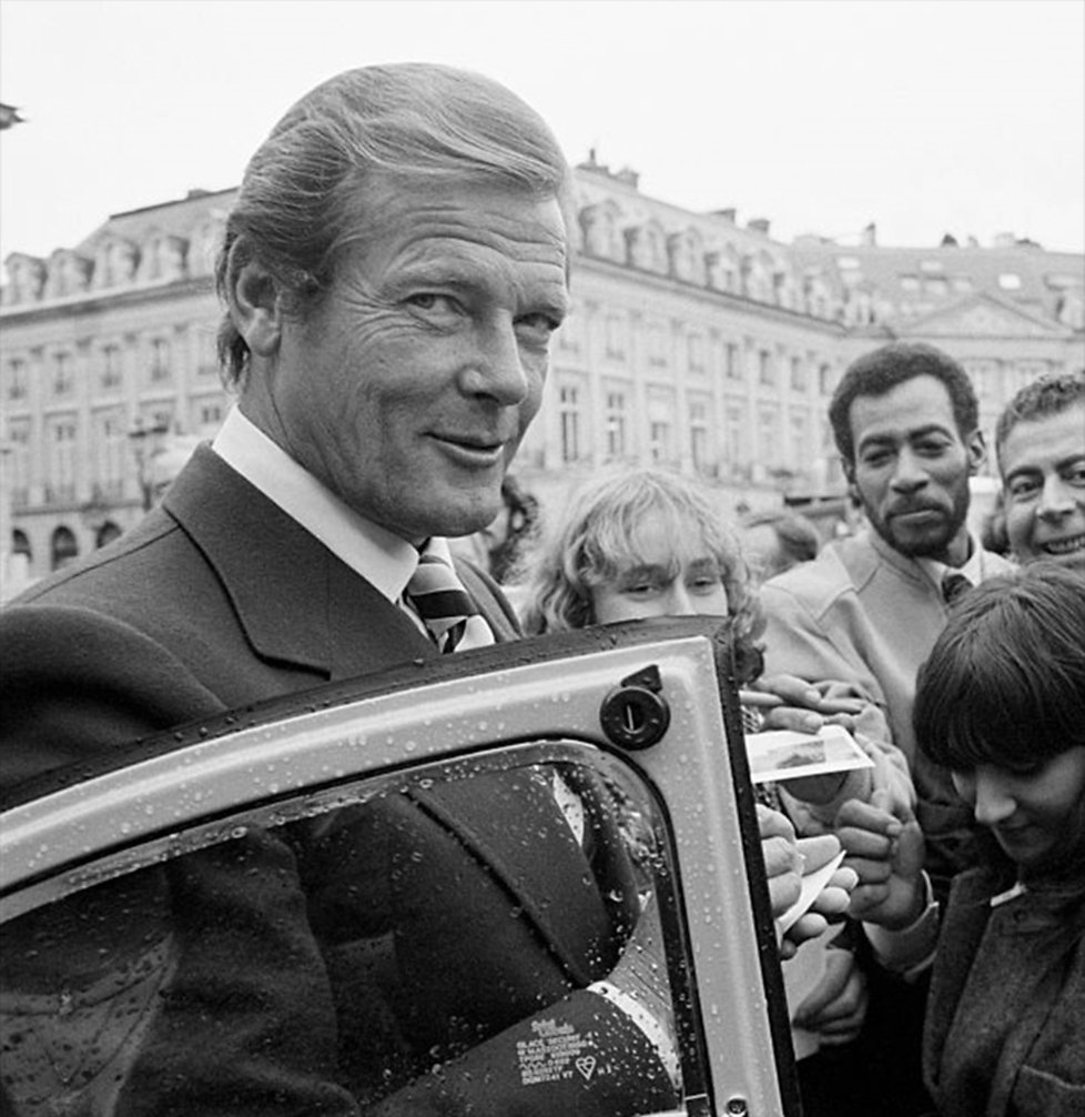 I hear there's royalty in France today. Here's Roger promoting #ForYourEyesOnly in Paris back in 1981. #jamesbond #bond #rogermoore #deoldify