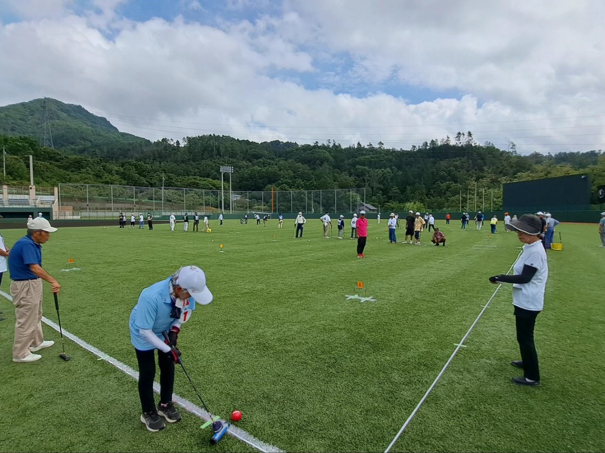 naganogbr's tweet photo. 本日9/20 松本市四賀球場⚾(ローズスタジアム四賀)にて開催された、『ウェルカム四賀愛好会　25周年記念ゲートボール大会』にお邪魔してきました。この会場でのゲートボール大会は初との事。秋空🌾の中、素晴らしい人工芝コートで、15チームが5コートにて楽しまれていました。
#ゲートボール
#gateball https://t.co/AlACj7qb4i