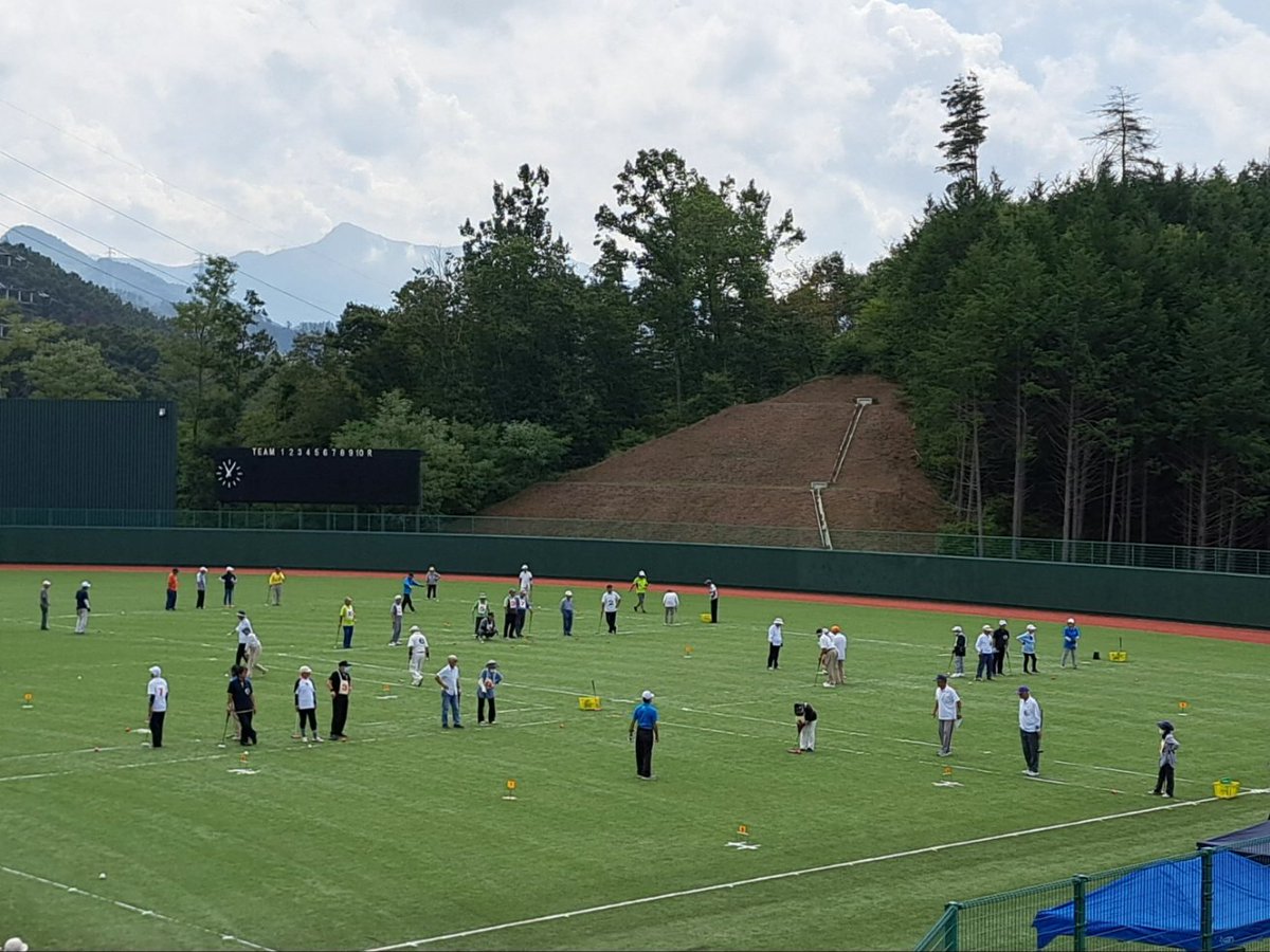 naganogbr's tweet photo. 本日9/20 松本市四賀球場⚾(ローズスタジアム四賀)にて開催された、『ウェルカム四賀愛好会　25周年記念ゲートボール大会』にお邪魔してきました。この会場でのゲートボール大会は初との事。秋空🌾の中、素晴らしい人工芝コートで、15チームが5コートにて楽しまれていました。
#ゲートボール
#gateball https://t.co/AlACj7qb4i