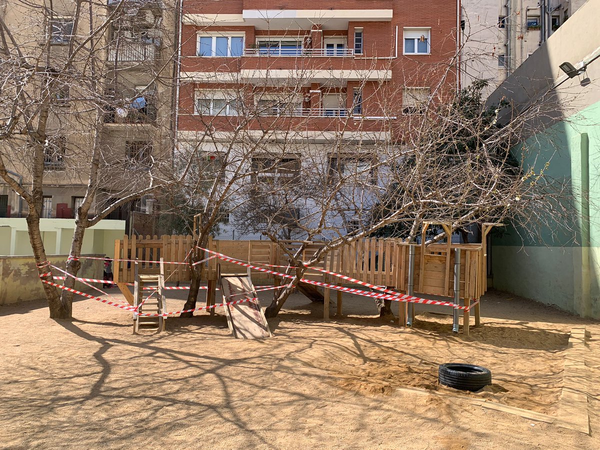 📢📣 Fa 6 mesos que des de <a href="/escola9graons/">Escola 9 Graons</a> reclamem al <a href="/consorciedubcn/">Consorci d'Educació</a> la reparació de l'estructura de la caseta que es troba en mal estat al mig del pati.

Ni venen ni responen les nostres peticions!

Hem d'esperar a que caigui a sobre d'algun infant? 🚸❤‍🩹