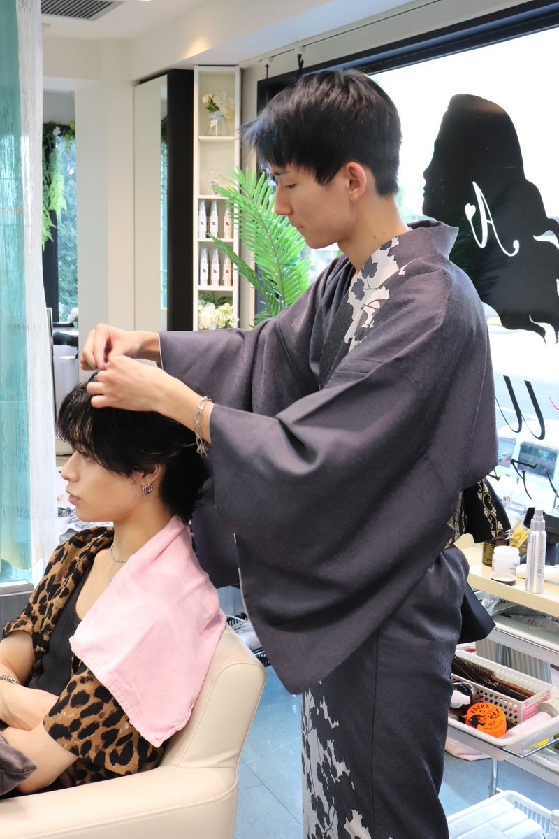 ar7BGMLIrdy4st1's tweet photo. スタイリストさんが
和装ヘアメイクメイク✨
#Amoute #アムティ #ヘアサロン 
#スタイリスト #モデル #恵比寿
安藤俊光 梅垣拓光
奥さんもヘンシーン😣💇✨ https://t.co/Vb6giRWqnk