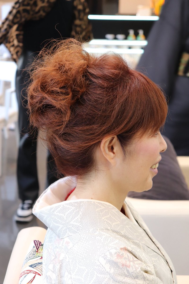 ar7BGMLIrdy4st1's tweet photo. スタイリストさんが
和装ヘアメイクメイク✨
#Amoute #アムティ #ヘアサロン 
#スタイリスト #モデル #恵比寿
安藤俊光 梅垣拓光
奥さんもヘンシーン😣💇✨ https://t.co/Vb6giRWqnk