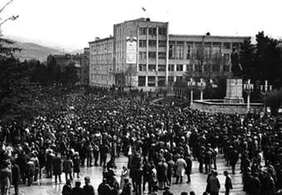 khankendi's tweet image. 🎥🎞️Tarixə qayıdaq.

18 sentyabr 1988-ci il - radikal ermənilər Xankəndidə azərbaycanlı sakinlərin evlərini yandırdılar. Günahsız azərbaycanlıları evlərini tərk etməyə məcbur etdilər.

... 35 il keçdi!

19 sentyabr 2023-cü il - antiterror əməliyyatı başladı.
20 sentyabr 2023-cü…