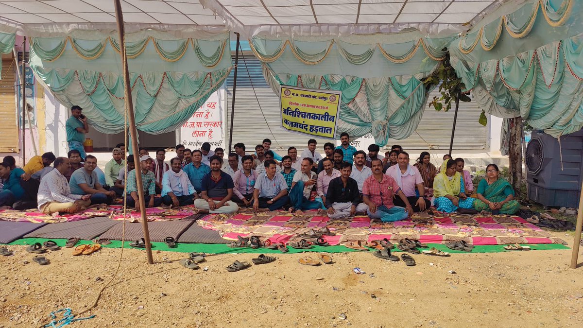 Rasuman20's tweet photo. #mppatwariStrikefor2800
जारी रहेगी हड़ताल
मांगे मान कर आदेश जारी करे सरकार
@ppsshivamkumar 
@ChouhanShivraj 
@BJP4India https://t.co/y3rIjb4Hxs