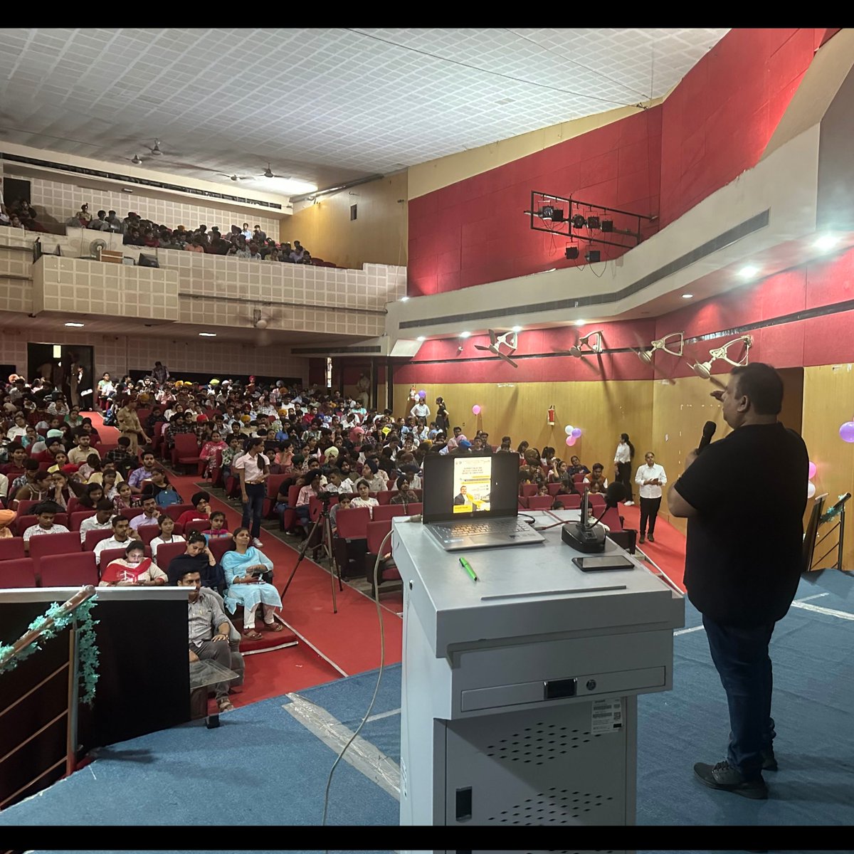 csi_gndec's tweet photo. Some glimpses from "Expert talk on Blockchain and Web3"

📍 @CrewsphereIN

#icphubs #w3sTour #withcrewsphere #computersocietyofindia #computersocietyofindiastudentchapter #csi_gndec #gndecludhiana #csistudentchaptergndec https://t.co/nXK5ptWOJK