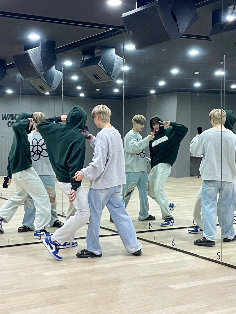 dxeiax's tweet photo. 뉴 엠지샷인가 이게 https://t.co/mcl9dD7w6e