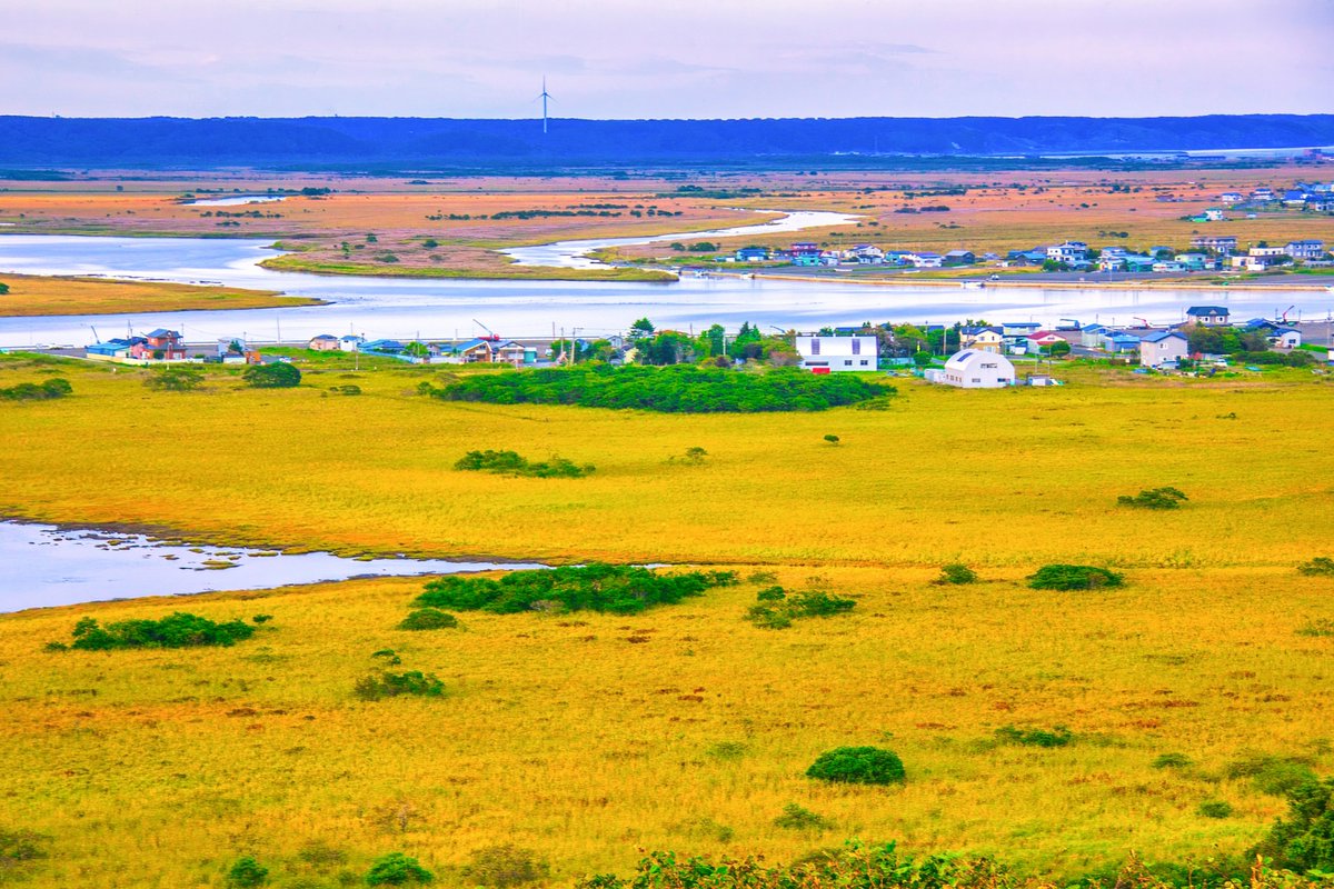 北海道の絶景🌈 #浜中町『琵琶瀬展望台からの景色』

ルパン三世の作者である「モンキーパンチ」さんの出身地である浜中町。
霧多布湿原の南に位置する展望台からの景色です。

展望台からは360度の大パノラマが楽しめ、写真の霧多布湿原のほか太平洋も見られ、その景観は「国際級」との声も！