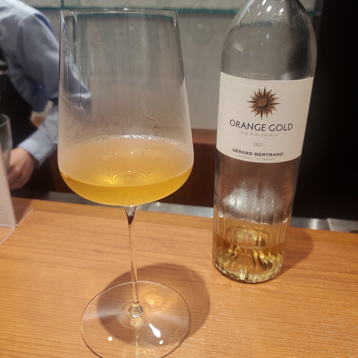 Mami_a08's tweet photo. 友達を待ちながらエノテカでワインを飲んでま〜す。 https://t.co/X8hGhvAmQ4