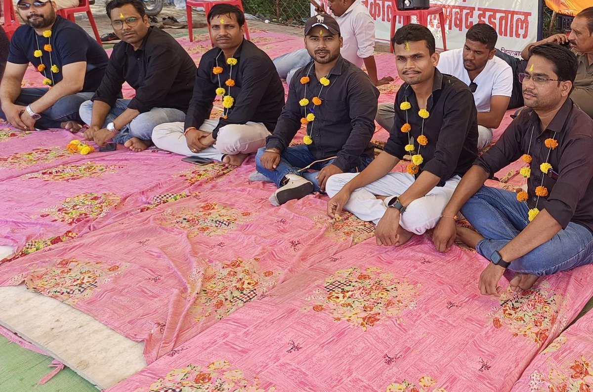 Gangaram_Baghel's tweet photo. #mppatwariStrikefor2800
#GaneshChaturthi 
#WomenReservationBill 
@PMOIndia @AmitShah @BBCWorld @BBCHindi @CMMadhyaPradesh 
@ravishndtv @OfficeOfKNath @INCMP
हमारी मांगे पूरी करो मम्मा जी https://t.co/Zs7kSX9QJN