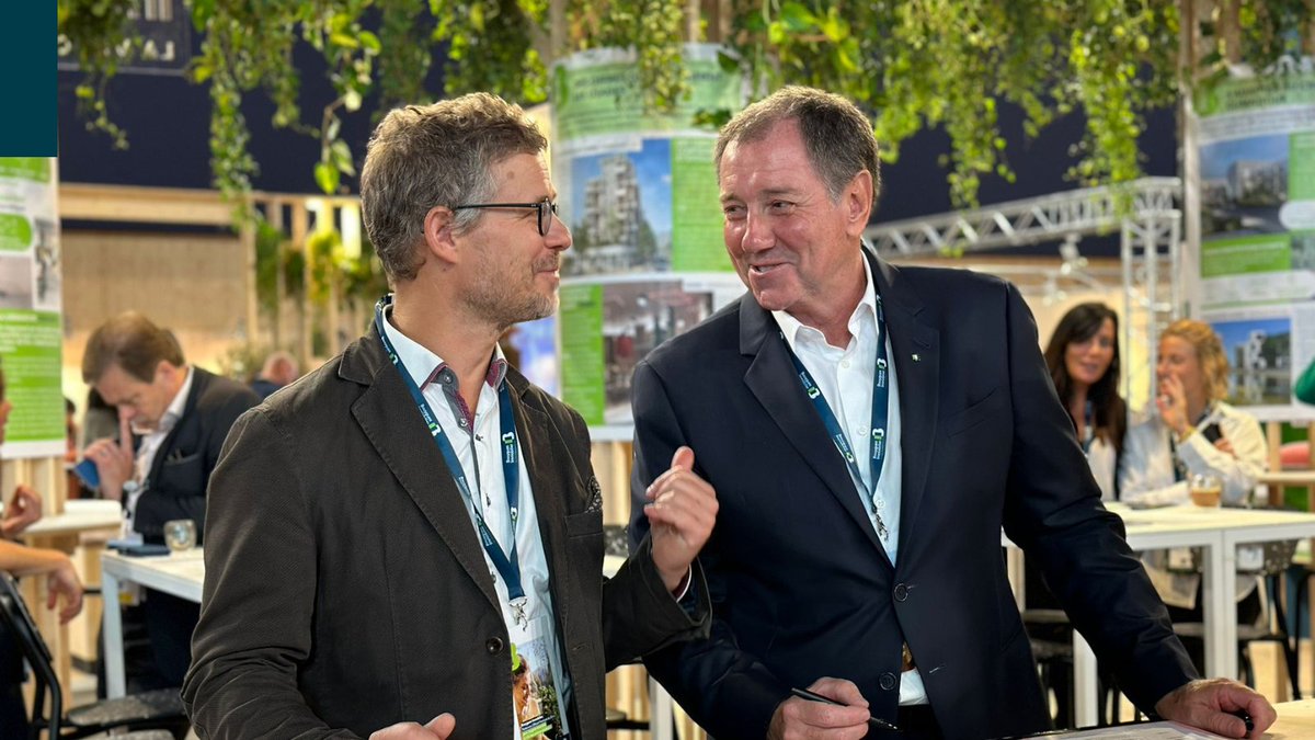 Bouygues_Immo's tweet photo. ✍️ Signature d'un partenariat entre Bouygues Immobilier et #EQUIUM, en présence de notre Président @B_Mounier et Cédric FRANCOIS, CEO et Fondateur d’EQUIUM.
Aux côtés du leader français de la #pompeàchaleur acoustique, nous nous engageons autour d'un objectif commun : accélérer la #décarbonation du logement pour une #TransitionEnergetique plus #durable 🌍 #SIBCA2023
Pour en savoir + : https://t.co/KZVRZ8g9Ab