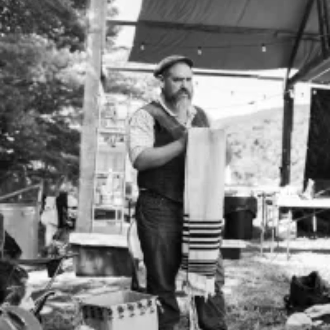 MomentMagazine's tweet image. Hand-dipped beeswax Shabbat candles, tied tzitzit, and tanned hides were just a few of the crafts at Melacha U’vracha, a recent Jewish crafting gathering. Click the link in our replies for more from @writingkraft.