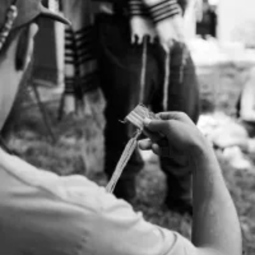 MomentMagazine's tweet image. Hand-dipped beeswax Shabbat candles, tied tzitzit, and tanned hides were just a few of the crafts at Melacha U’vracha, a recent Jewish crafting gathering. Click the link in our replies for more from @writingkraft.