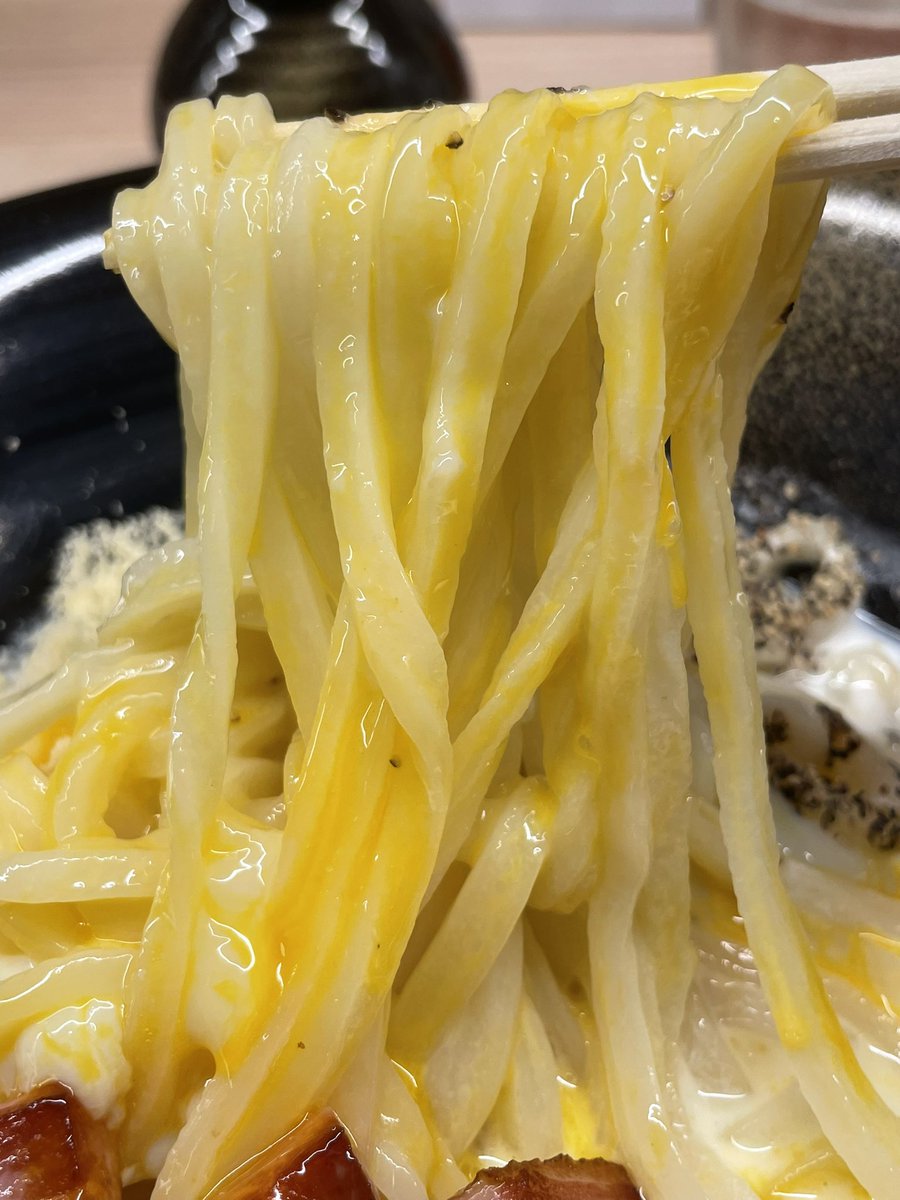 rin2CANDY's tweet photo. 📍 讃岐手打ちうどん麗 📍
元町中華街駅から徒歩7分
4月にオープンして以来今SNSで
ジワジワ話題となってる
美人店主が打つうどん屋さん😊

打ちたて！切りたて！茹でたて！のうどんは温玉とたっぷりのチーズ🧀と炙られたカリッカリのベーコンが添えられおりよーく混ぜて食べるのですが美味しい‼️ https://t.co/H3ENf2jVNK