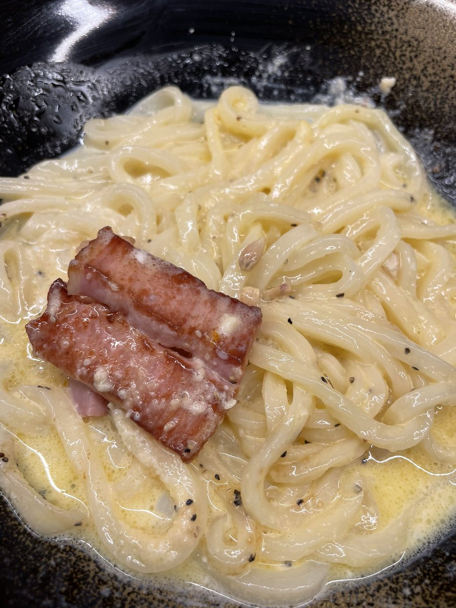 rin2CANDY's tweet photo. 📍 讃岐手打ちうどん麗 📍
元町中華街駅から徒歩7分
4月にオープンして以来今SNSで
ジワジワ話題となってる
美人店主が打つうどん屋さん😊

打ちたて！切りたて！茹でたて！のうどんは温玉とたっぷりのチーズ🧀と炙られたカリッカリのベーコンが添えられおりよーく混ぜて食べるのですが美味しい‼️ https://t.co/H3ENf2jVNK