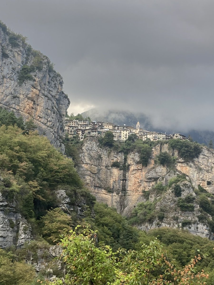 SLOW RENGA WEDNESDAY @ facebook.com/groups/THEDAIL…
Respond with #haiku using the suggested first lines:   
BY THE RIVER…
or   
SERENDIPITY….
Look forward to reading where these lines take you #WritingCommunity #poetry #creativity #haikufeels #writersoftwitter #writing #writing