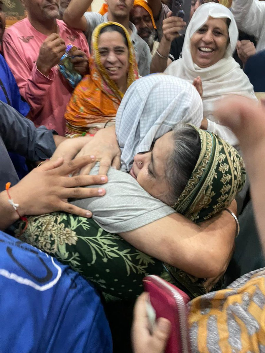 Natashah30's tweet image. #SagarKumar is back, a good omen n a jubilant moment for the family bt the question is y he ws abducted, who&apos;s responsibility is it to safeguard rights of citizens for which v r paying heavy taxes,y his family suffered morally,financially n psychologically,how he ws recovered