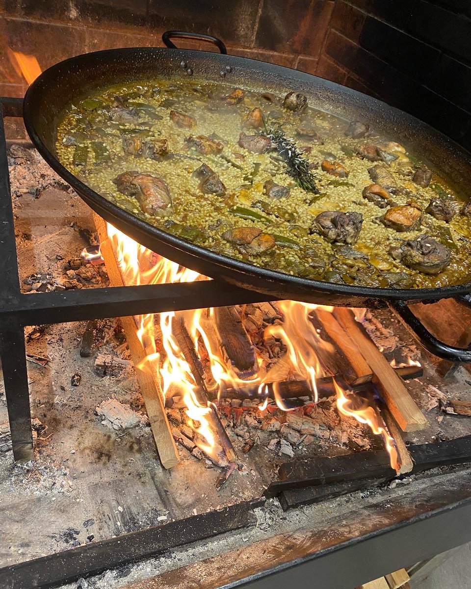 Robert_Foodlife's tweet photo. #worldpaelladay Paella Valenciana a leña https://t.co/4EurbH2FPL