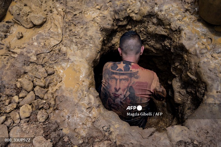 AFPphoto's tweet photo. #Venezuela - Gold and mercury, not books, for Venezuela's child miners. #AFP
📸Magda Gibelli https://t.co/eV6hulr2W5