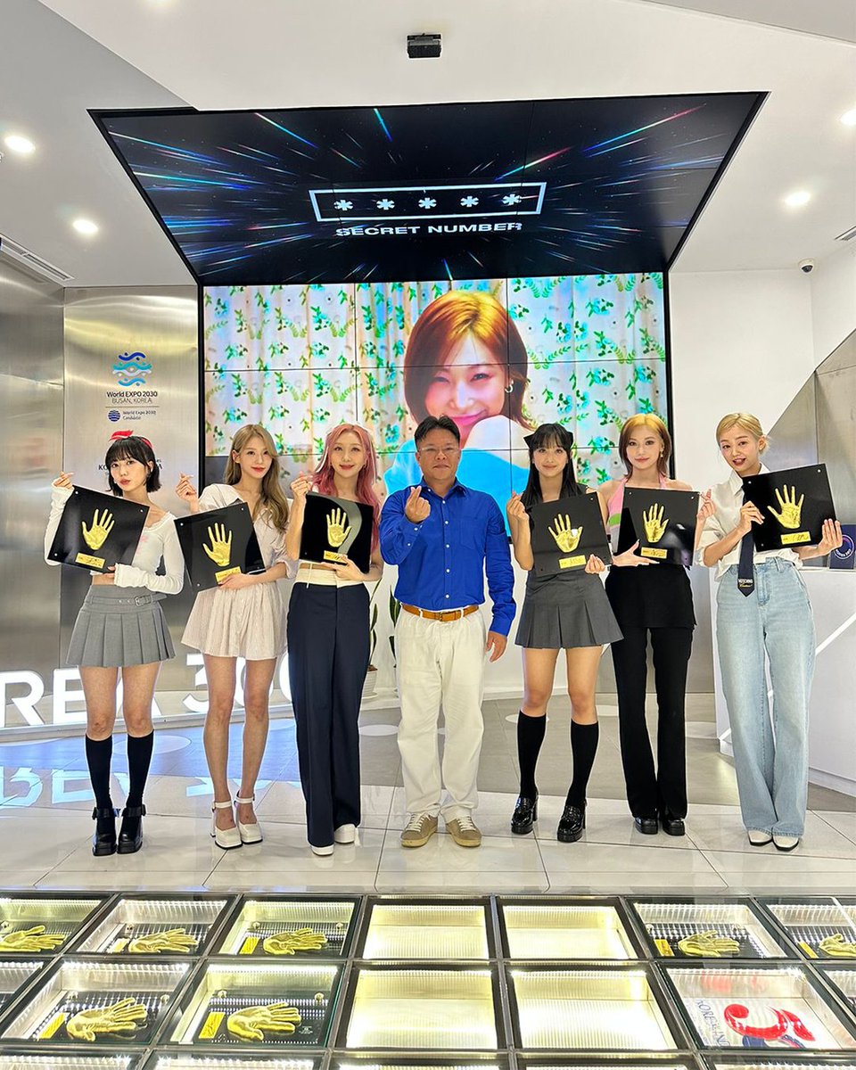 KOREA_360's tweet photo. Tiba-tiba KOREA 360 dikasih surprise karena ternyata Secret Number juga ingin meletakan Handprint-nya secara langsung di COLLECT Town! yuk mampir untuk liat handprint dan sign albumnya~ 

#KOREA360 #TemukanKoreamu  #SECRET_NUMBER #시크릿넘버 #LÉA #DITA #JINNY #MINJI #SOODAM #ZUU https://t.co/iV7amxMJdo