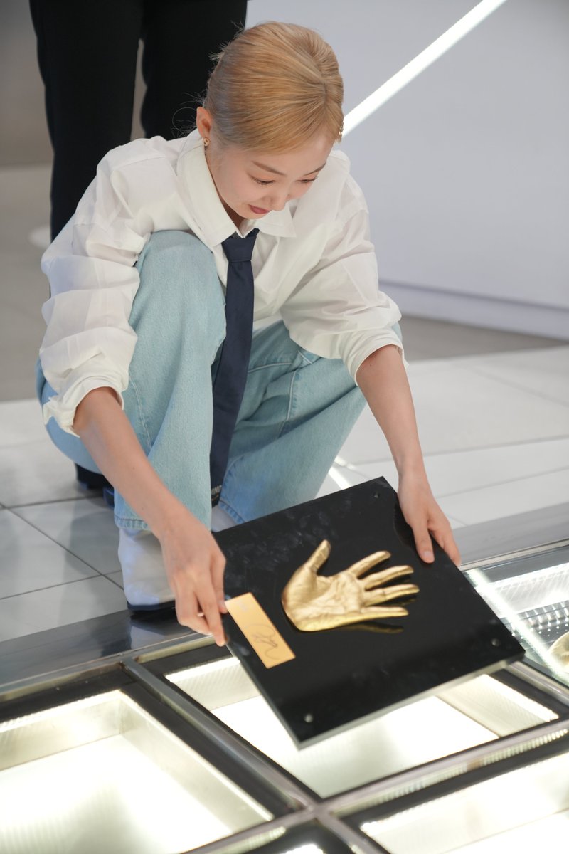 KOREA_360's tweet photo. Tiba-tiba KOREA 360 dikasih surprise karena ternyata Secret Number juga ingin meletakan Handprint-nya secara langsung di COLLECT Town! yuk mampir untuk liat handprint dan sign albumnya~ 

#KOREA360 #TemukanKoreamu  #SECRET_NUMBER #시크릿넘버 #LÉA #DITA #JINNY #MINJI #SOODAM #ZUU https://t.co/iV7amxMJdo