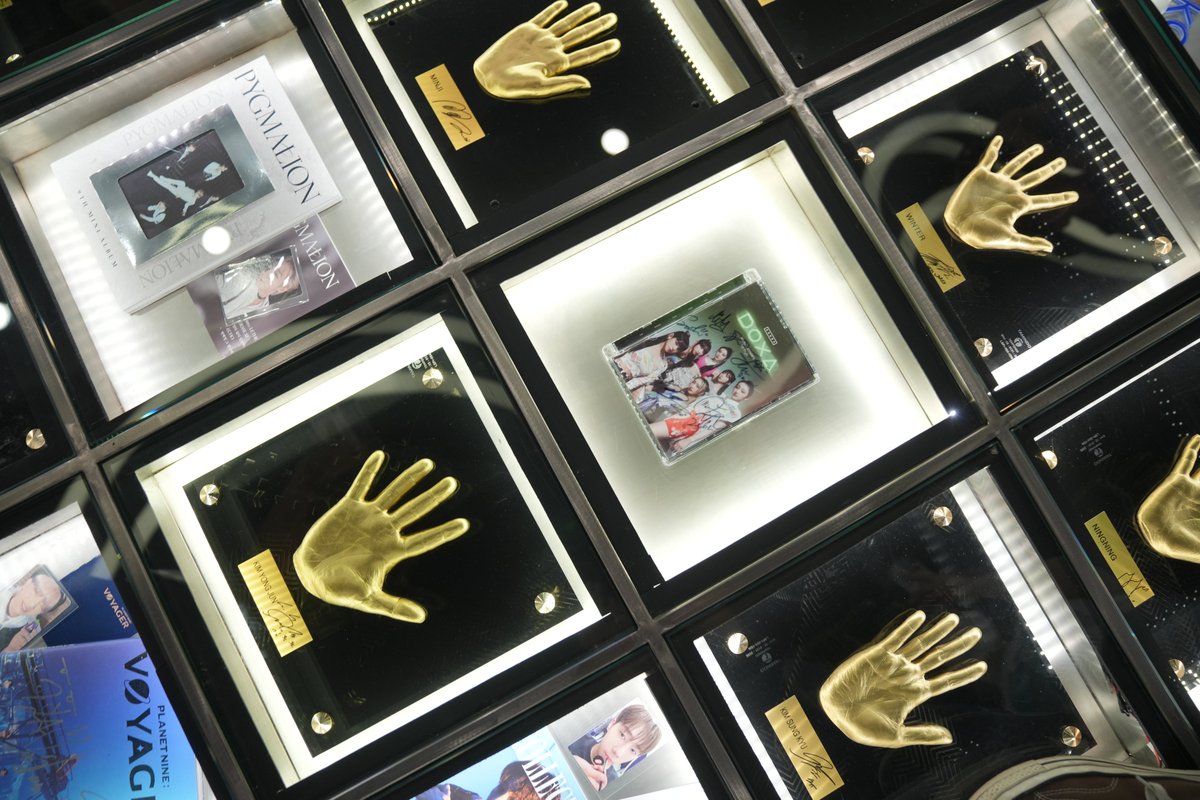 KOREA_360's tweet photo. Tiba-tiba KOREA 360 dikasih surprise karena ternyata Secret Number juga ingin meletakan Handprint-nya secara langsung di COLLECT Town! yuk mampir untuk liat handprint dan sign albumnya~ 

#KOREA360 #TemukanKoreamu  #SECRET_NUMBER #시크릿넘버 #LÉA #DITA #JINNY #MINJI #SOODAM #ZUU https://t.co/iV7amxMJdo