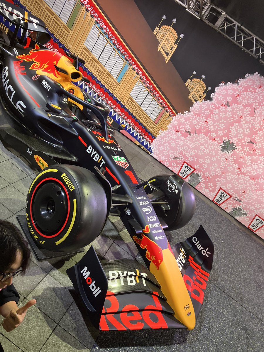 jifu_cycles's tweet photo. あらためてF1 Tokyo festivalに来た。すでにメインイベントは終わっていたので、F1ファンというより歌舞伎町に遊びに来てた若い子が面白半分で見に来てた印象。でも、そういう機会って大切だよね。
#F1log https://t.co/nNVYPXGY8N