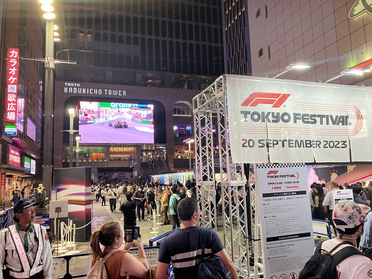 jifu_cycles's tweet photo. あらためてF1 Tokyo festivalに来た。すでにメインイベントは終わっていたので、F1ファンというより歌舞伎町に遊びに来てた若い子が面白半分で見に来てた印象。でも、そういう機会って大切だよね。
#F1log https://t.co/nNVYPXGY8N