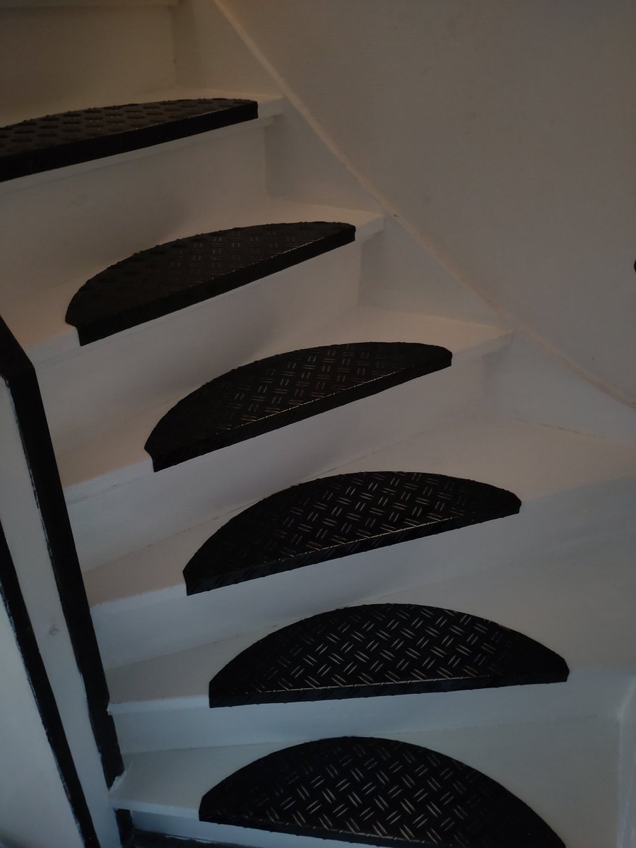 GeriPosthumus's tweet photo. Trap nu helemaal klaar. Inmiddels ook traphekje, panelen trapgat en badkamer deur gedaan. Iets met verf over en bestemming vinden want weggooien is zonde https://t.co/A9gCu406Vc
