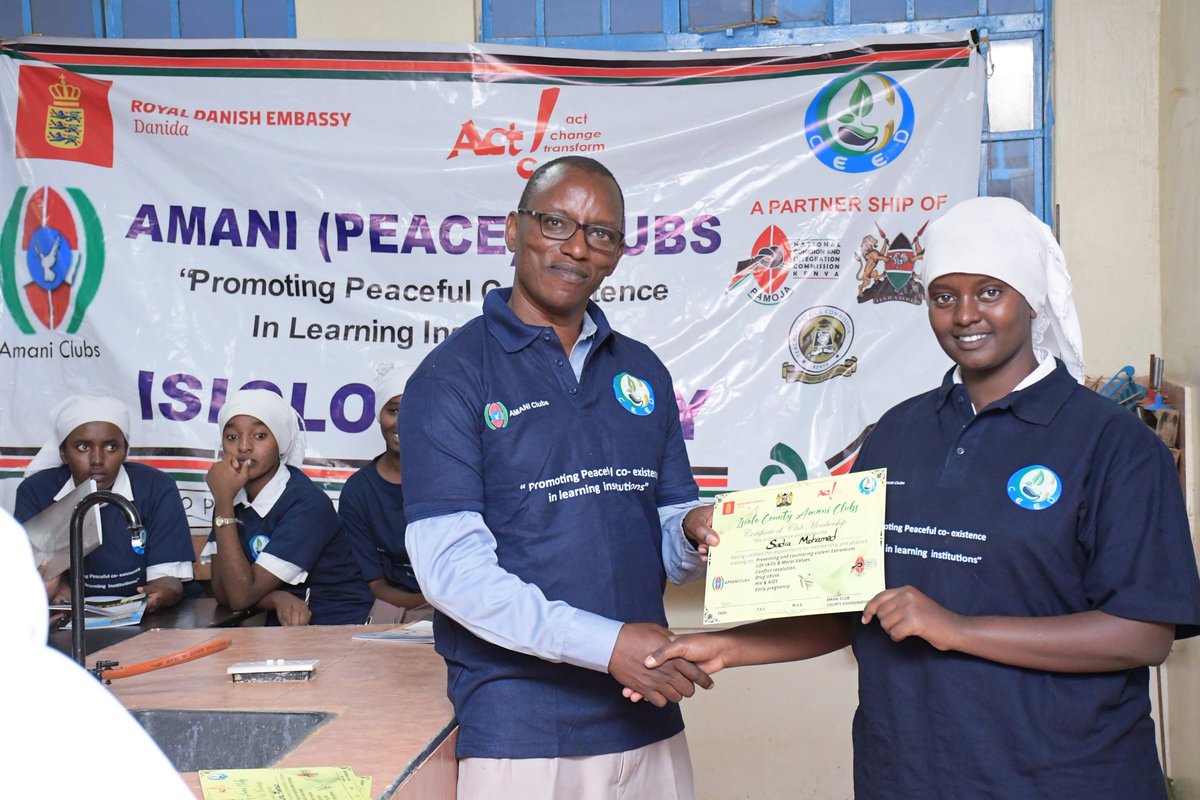 Isiolo_CEED's tweet photo. Graced by the Ministry of Education, we were able to issue Amani Club membership certificates, Peace Corner ground-breaking by tree planting, and had a one-on-one informative mentorship session with Isiolo Girls Amani Club members, supported by @denmarkinkenya and @tendasasa https://t.co/LGW17Trb4E
