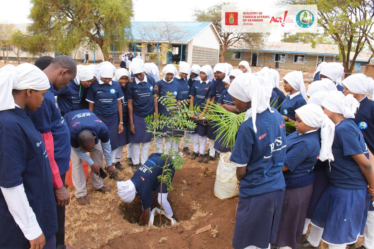 Isiolo_CEED's tweet photo. Graced by the Ministry of Education, we were able to issue Amani Club membership certificates, Peace Corner ground-breaking by tree planting, and had a one-on-one informative mentorship session with Isiolo Girls Amani Club members, supported by @denmarkinkenya and @tendasasa https://t.co/LGW17Trb4E