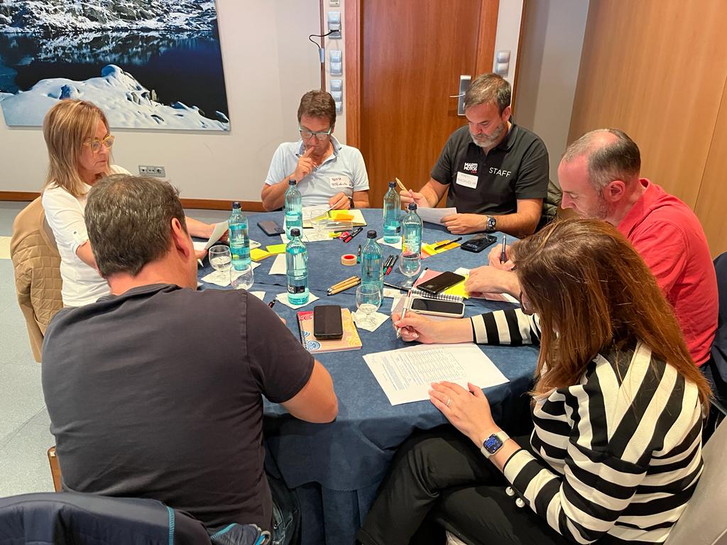 AndorraBusiness's tweet photo. 📌Tret de sortida a la IVa edició del nostre #ProgramaGrowth de creixement empresarial. Més d'una vintena de professionals hi prenen part. Avui sessió especial amb @scunill d'Innovand Consult, que comparteix els seus coneixements en innovació per a empreses. #InvestinAndorra https://t.co/MpMFjU1fDH