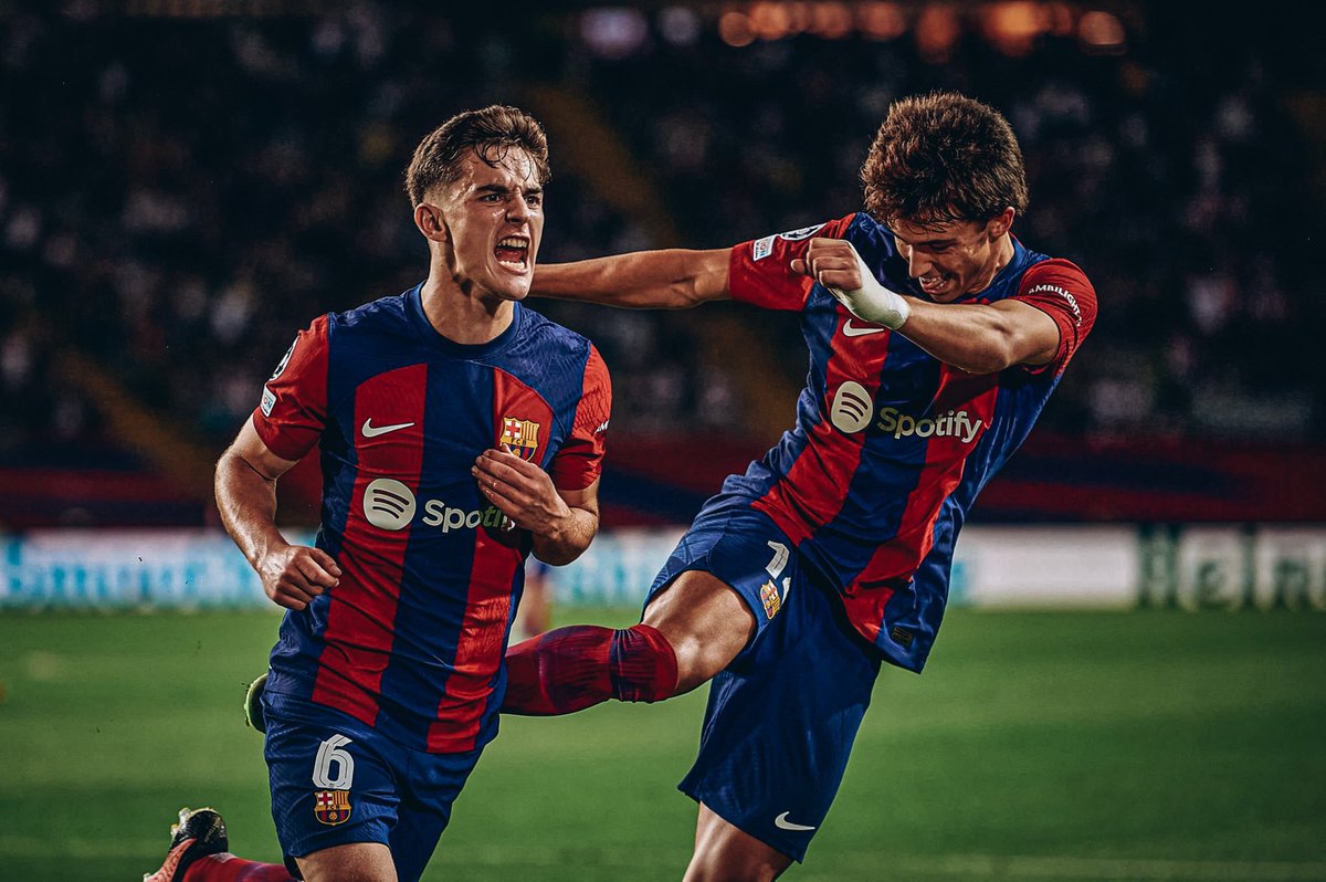 tikitaka_br's tweet photo. 🌟 | 𝐀𝐧𝐚𝐥𝐢𝐬𝐞 𝐝𝐨 𝐣𝐨𝐠𝐨 | 𝟓𝐱𝟎

🏟️ | 𝐁𝐚𝐫𝐜𝐞𝐥𝐨𝐧𝐚 𝐱 𝐀𝐧𝐭𝐰𝐞𝐫𝐩

10 gols em 2 JOGOS, tá?

Isso aqui mostra muito do poderio ofensivo, e principalmente do que as novas peças podem oferecer.

O sistema do jogo que o Xavi adotou foi o mesmo da partida passada, um 433. No entanto, entrou com De Jong, Gavi e Gündogan no meio, e eles conseguiram DOMINAR a partida completamente! Quer provas?

🎯 | Taxa de precisão de passe:

• De Jong - 67/69 (97%)
• Gavi - 73/74 (99%)
• Gündogan - 100/106 (94%)

Isso daqui é SACANAGEM cara‼️

Controle total das ações, priorizando o simples e a posição do companheiro, e a taxa de erro e precipitações baixa drasticamente 🔻, exatamente como jogava o Barcelona anos atrás.

E isso porque eu não falei da defesa, porque a dupla de zaga foi praticamente perfeita, acertaram todas as antecipações e duelos pelo chão/aéreo. PERFEITOS.

Os laterais foram ótimos, com destaque pra o Cancelo que vem sendo o diferencial do nosso lado direito. ⚠️ Sobre um BALDE eu tenho uma crítica, sobre os últimos jogos, ele não vem acertando o passe por cima, e dificilmente tenta. É uma preferência jogar por baixo, mas como lateral precisa melhorar isso

Em relação ao ataque, é basicamente isso daí que será mantido ao longo da temporada. João é o diferencial pela esquerda, e está com a confiança em DIA, e isso potencializa tudo que ele pode fazer (craque).

Lewandowski é um jogador raro, que dificilmente vai te prejudicar num esquema que facilite o seu jogo. Com as alas bem equipadas, ele consegue ter muita aproximação de Raphinha/Yamal, João/Ferran e isso faz com que ele tenha mais possibilidades de criação. 

E por fim, Raphinha foi bem e vem sendo muito constante jogando por dentro, mesmo não sendo o Homem gol/assistência, sempre vai facilitar o jogo pra seu companheiro. 

✨ Yamal nem se fala né? Esse garoto nasceu pra brilhar, tem todos os atributos de um ponta MADURO, e a frieza pra executar tais armar com uma facilidade que eu não via HÁ tempos.

É isso meus amigos, o Xavi está apenas começando os trabalhos, e só temos esperar coisas boas com os próximos jogos. Visca El Barça!