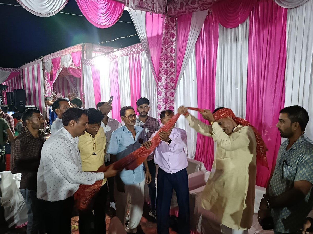 drsjnkt's tweet photo. कल गोविंदपुरा प्रभातसिंह की ढाणी में मदन जी वर्मा के बेटे की शादि में शिरकत की।
जो मान सम्मान दिया उसके लिए तहदिल से आभारी रहूंगा।
#ranjeetsinghjakhar #NeemKaThana https://t.co/vDSgDR9btr