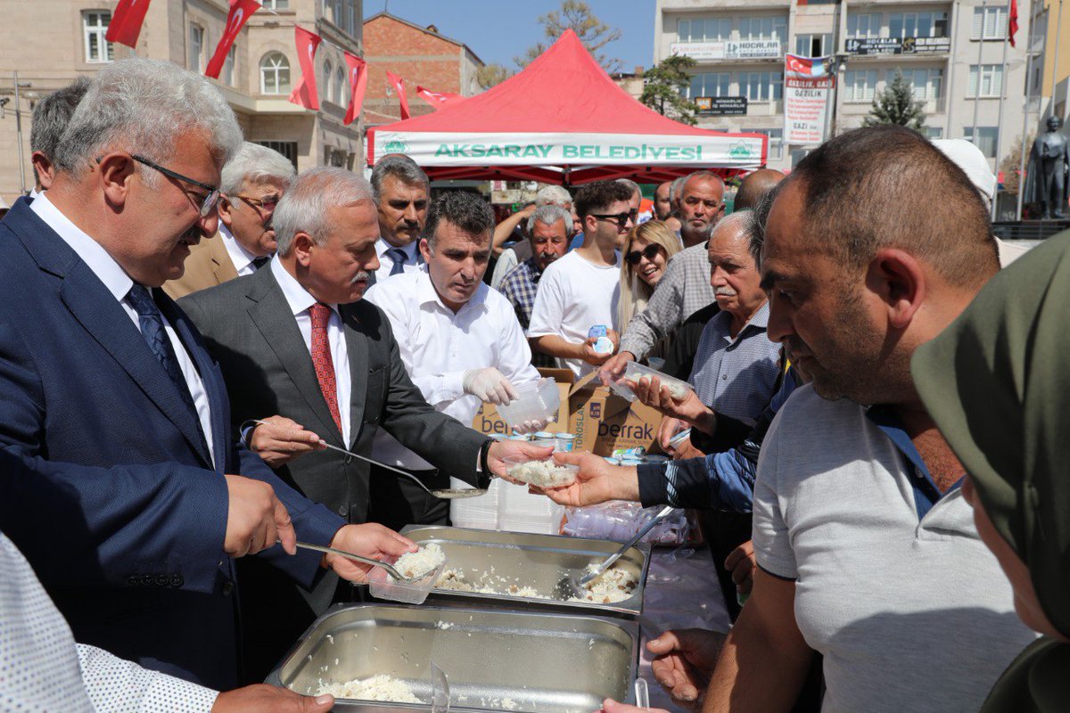 aksarayvaliligi's tweet photo. Valimiz Sn.@malikumbuzoglu,
Ahilik Haftası Kutlama Programına, İl Protokolü, Esnaf ve Sanatkar Odaları temsilcileri ve hemşehrimizle katıldı.

Yılın Ahisi, Kalfası ve Çırağı seçilen esnaflara ‘Şed Kuşanma Merasimi’ düzenlendi. https://t.co/RHqnM0SbOe