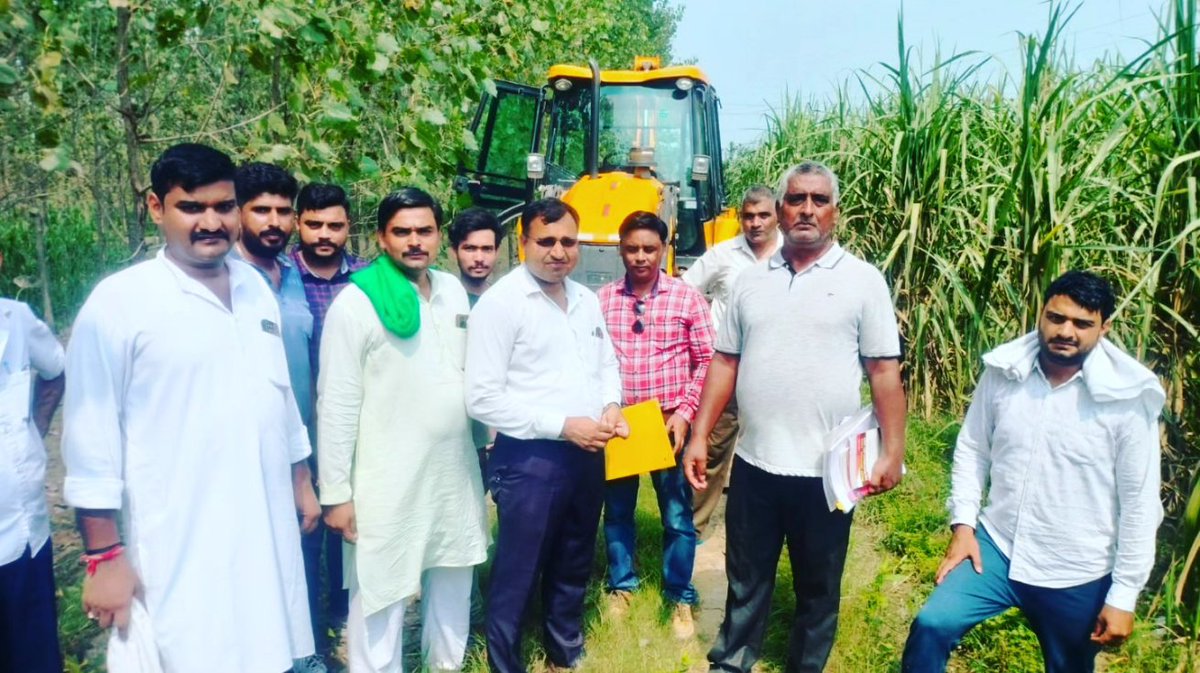 RahulAhBKU's tweet photo. #मुजफ्फरनगर 
#खतौली_तहसील के गांव नगली और भैंसी के किसान और प्रशासन बिजली के बड़े टावर को लेकर आमने सामने थे, मौके पर जाकर प्रशासनिक अधिकारियों से बातचीत कर मामले को निपटाया, और किसानों को उचित मुआवजा देने पर सहमति बनी
@RakeshTikaitBKU @OfficialBKU 
@AnujSinghBKU @Shubhamrathiji https://t.co/kHSTdjXW53