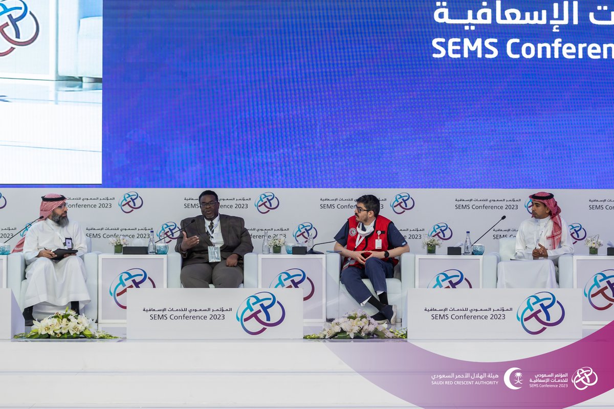 🎙️| تواصل معرفي بين المتحدثين والحضور أثناء استقبال الأسئلة في الجلسة الثالثة من #المؤتمر_السعودي_للخدمات_الإسعافية