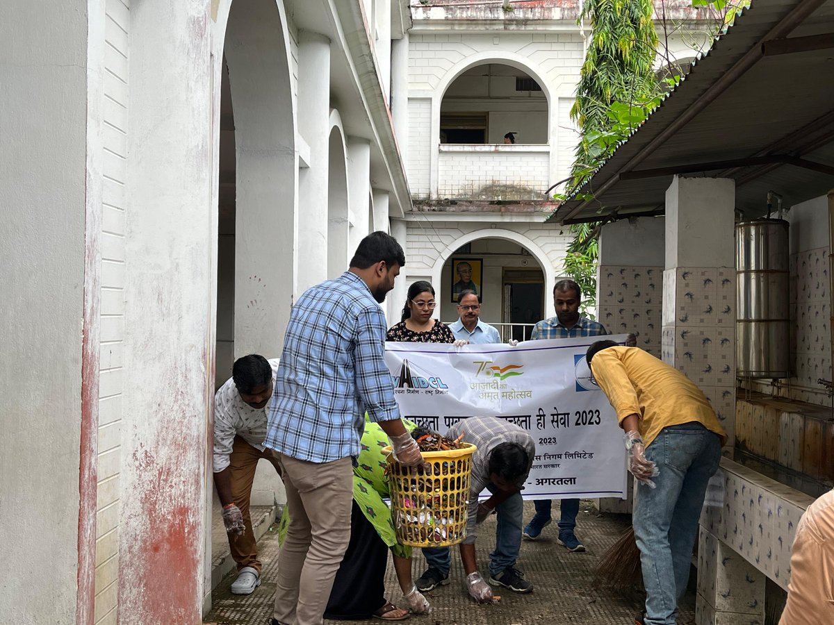 nhidcl's tweet photo. Under “Swachhata Pakhwada – Swachhata Hi Seva – 2023” #SwachhataCampaign, #NHIDCL, RO-Agartala organized a cleanliness drive at Maharani Tulsibati Girls H.S. School wherein a group of employees were deputed to the school campus for the cleanliness of playground and surroundings.
#SwachhBharat #SpecialCampaign3.0 #SpecialCampaign #SHS2023 #GarbageFreeIndia #BuildingInfrastructure #BuildingTheNation #Agartala