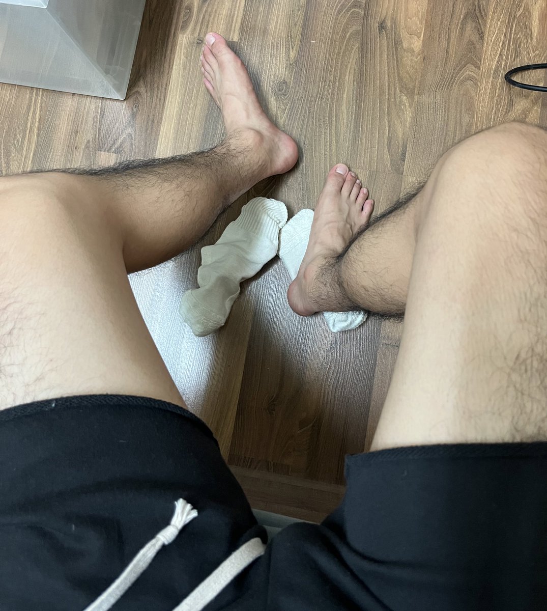 下班下班
不小心穿到超厚的襪子
熱了一整天🥵
#腳控 #腿控 #白襪 #腿毛