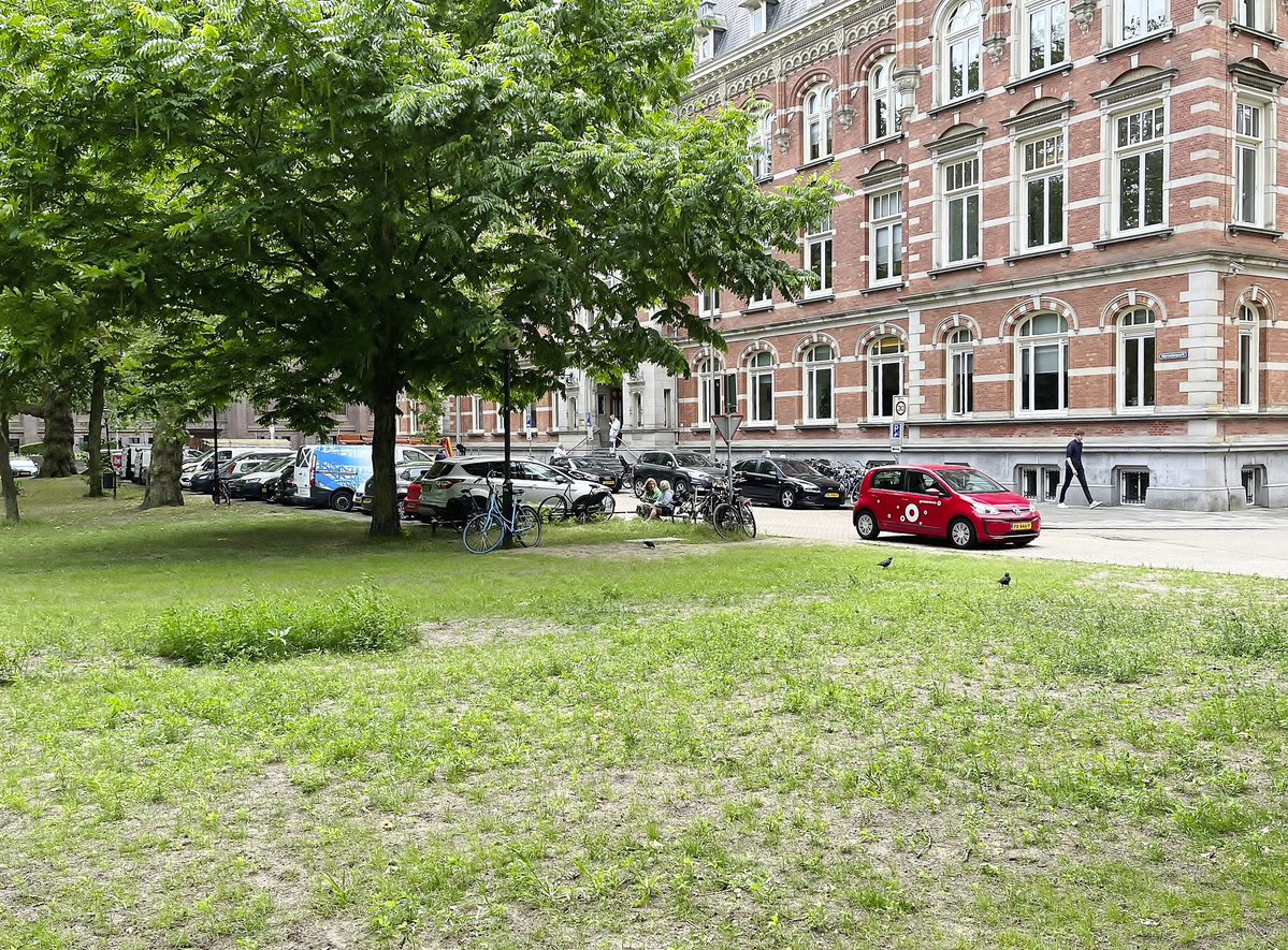 edwinlucas_'s tweet photo. 'Steden zijn geen vaststaande entiteiten. Ze evolueren voortdurend, in reactie op de behoeften en aspiraties van hun bewoners.' (Susan Fainstein, The Just City) Het #Moreelsepark in #Utrecht, gefotografeerd in 1938 en door mij in 2023. #stadsmens @ZowasUtrecht https://t.co/aVn3Z3Pa21