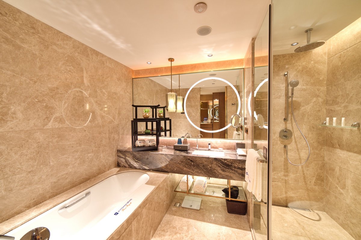 zeamaylighting's tweet photo. The pendant lamp has an elegant all-brass design with two different glass shapes. It features frosted and cracked glass on the interior and amber glass on the exterior. With an IP44 rating, it is suitable for wet areas like toilets and bathrooms. #Zeamaylighting #customized https://t.co/zuXkZ1tPHI