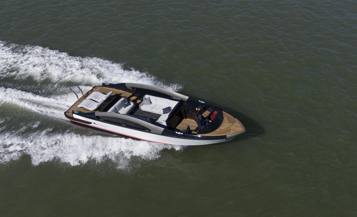 FalconTenders's tweet photo. Our final tender on display at MYS...Introducing Falcon Tender's newest masterpiece, Miss Wonderly – a 10.6m Fully Enclosed Custom Self-Charging Plug-In Hybrid Limousine Yacht Tender! Pre-book your sea trials and experience the future of luxury yachting! ⚓
#FalconTenders #MYS23 https://t.co/EKsYxyc3iO