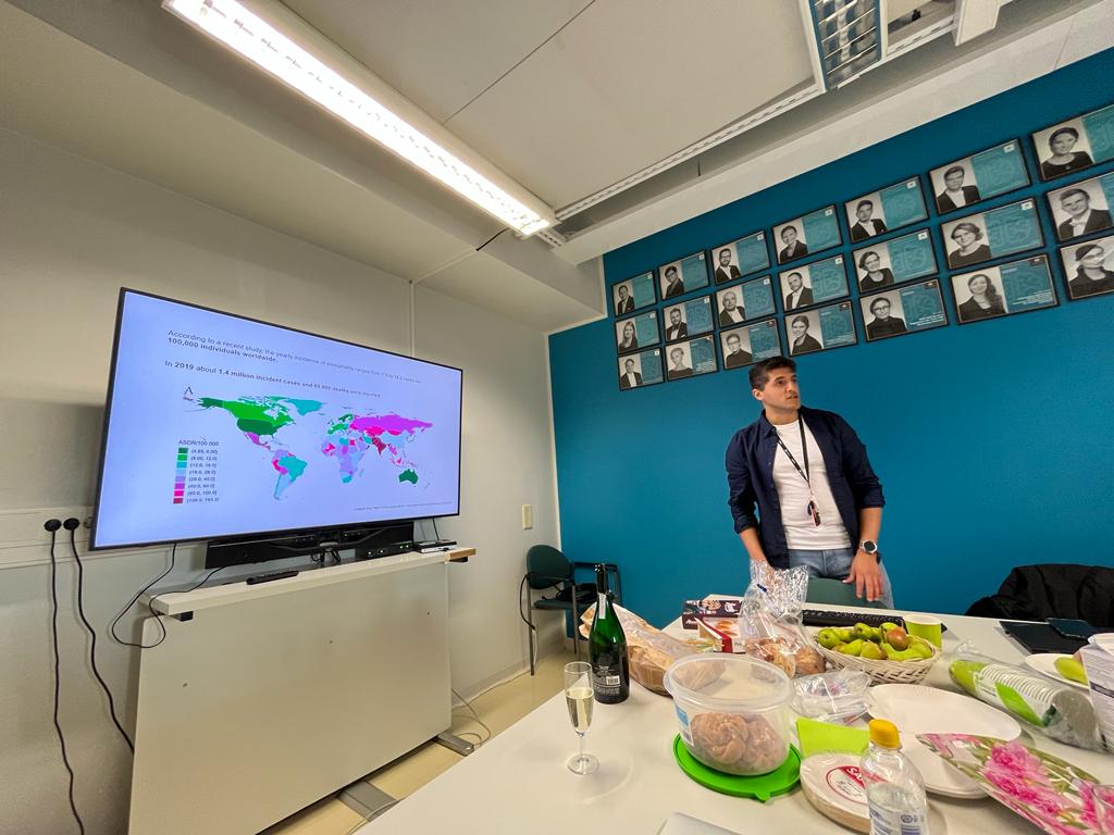 Yesterday we also welcomed visiting PhD student Ayman Hawash from @UniOulu 😊 He is interested in understanding viral encephalitis. He'll be here for a couple of weeks learning some of our techniques in the stem cell lab 🧫 glad to have you and expand our research knowledge!