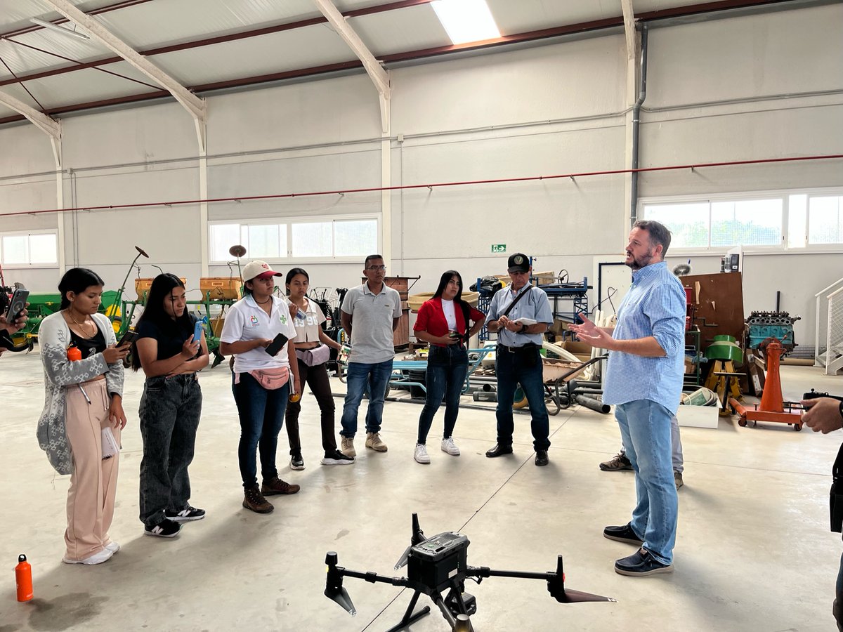 Esta visita ha reafirmado nuestra creencia en la importancia de la intersección entre #agronomía y #tecnología avanzada.👨🏻‍🔬 

Estas #colaboraciones interdisciplinarias nos permiten seguir avanzando y mejorando como actores clave en el sector #agrícola. 📷 

#AgriculturaDigital