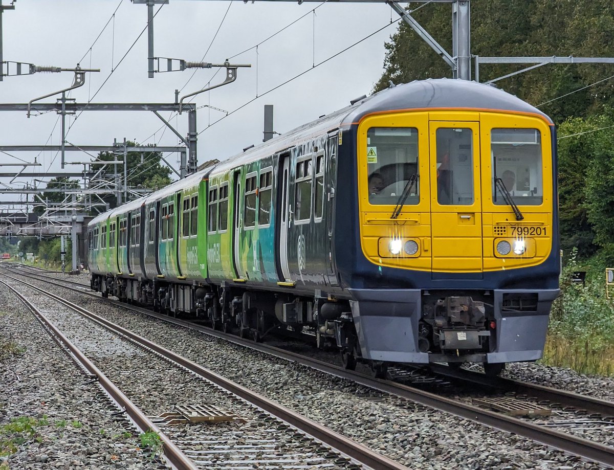 DownOnTheStour's tweet photo. Morning from Soggy Bromsgrove ☔
The purpose of today's visit was to snap the Hydroflex 799201 after it evaded me last time. 😑
I was successful 😂
#DOTS #RailwayPhotography #railwaytwitter #class799 #hydroflex #class323 https://t.co/Lg5VMVK3MN
